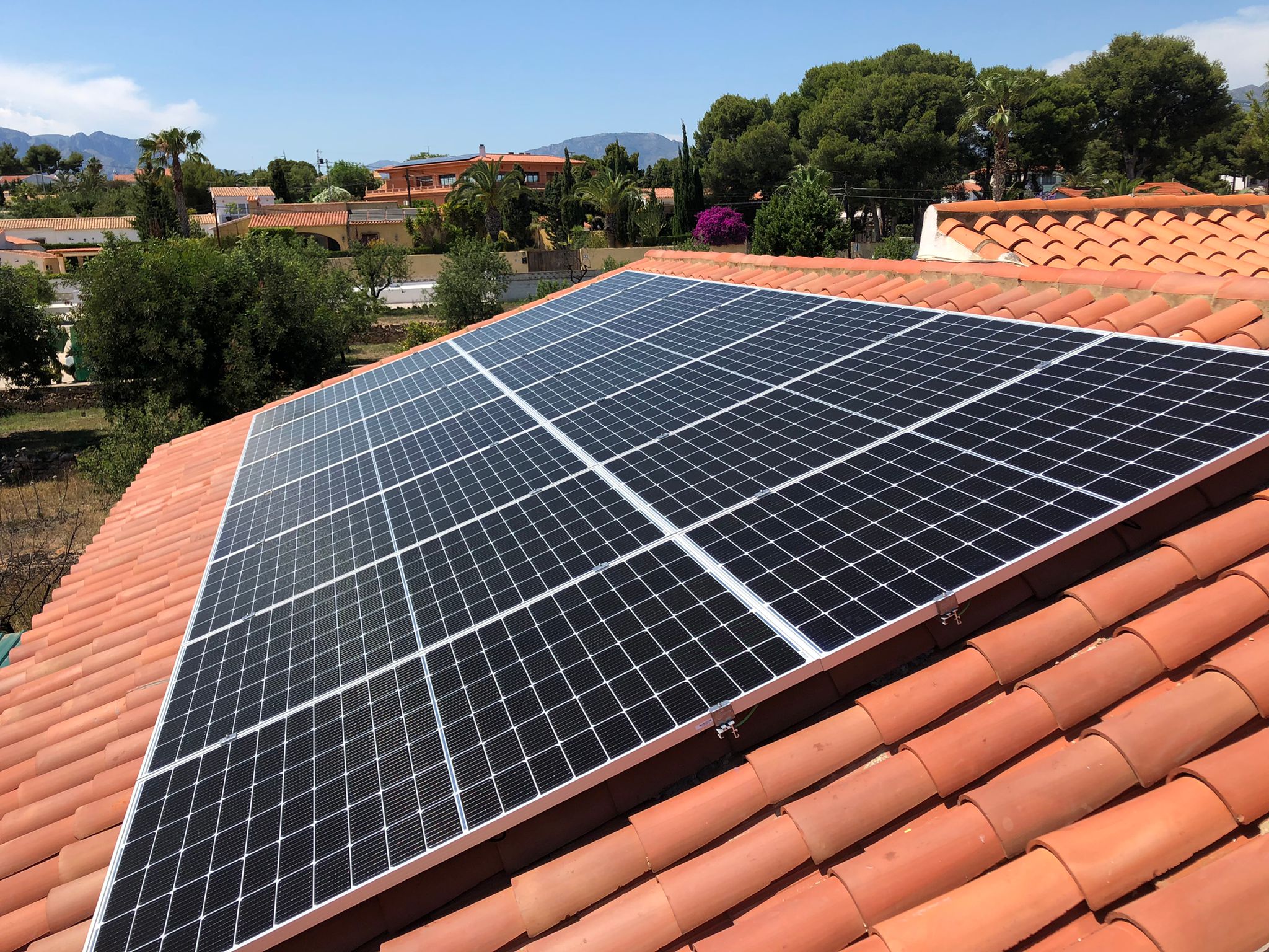 Paneles Solares 14X 380 wp, Alfas Del Pi, Alicante (Sistema Híbrido)