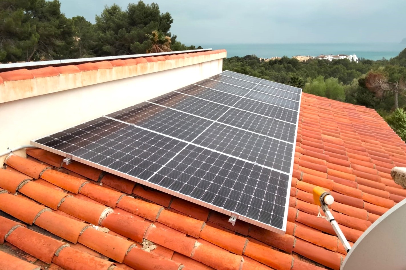 17X 455 wp Paneles Solares, Altea, Alicante (Sistema híbrido)