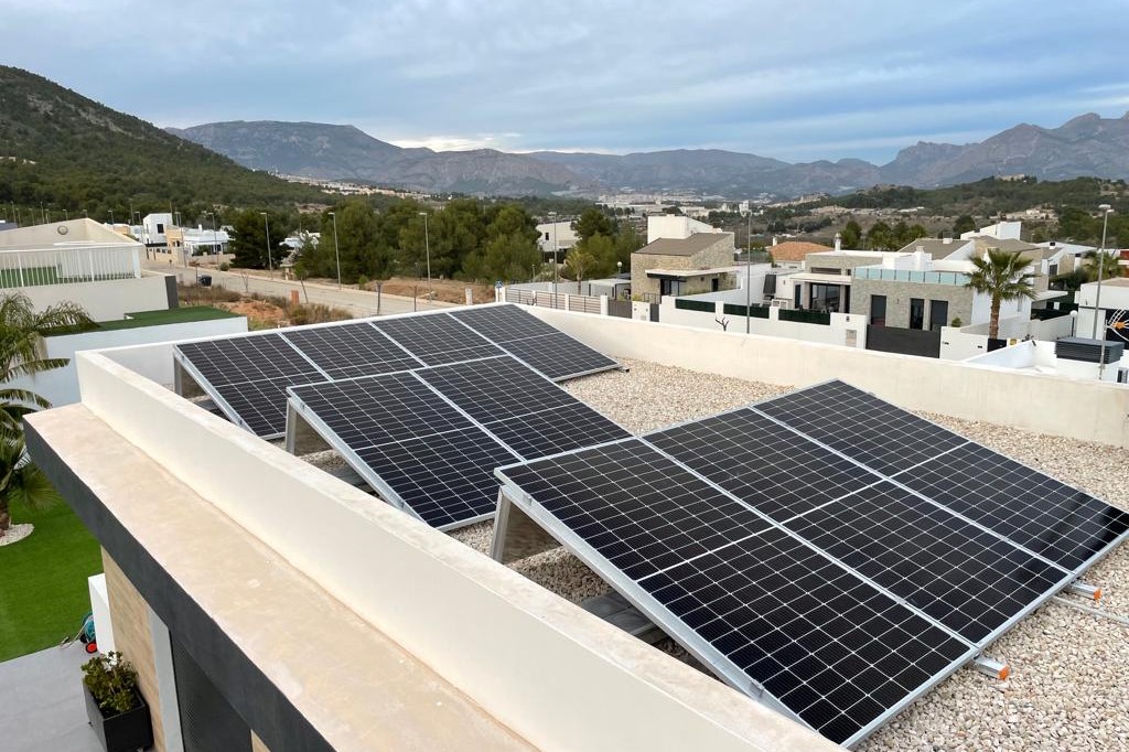 12X 455 wp Paneles Solares, Polop, Alicante (Sistema híbrido)