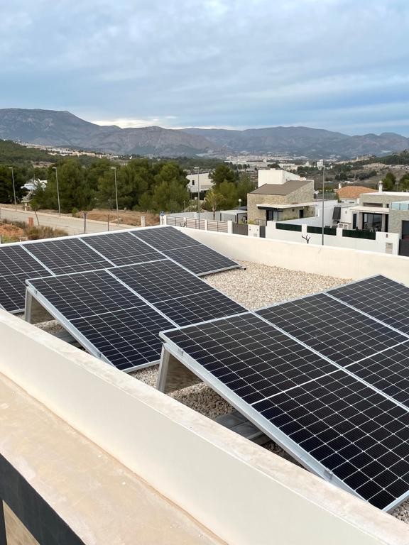 12X 455 wp Paneles Solares, Polop, Alicante (Sistema híbrido)