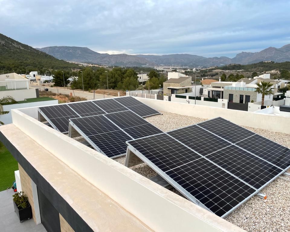 12X 455 wp Paneles Solares, Polop, Alicante (Sistema híbrido)