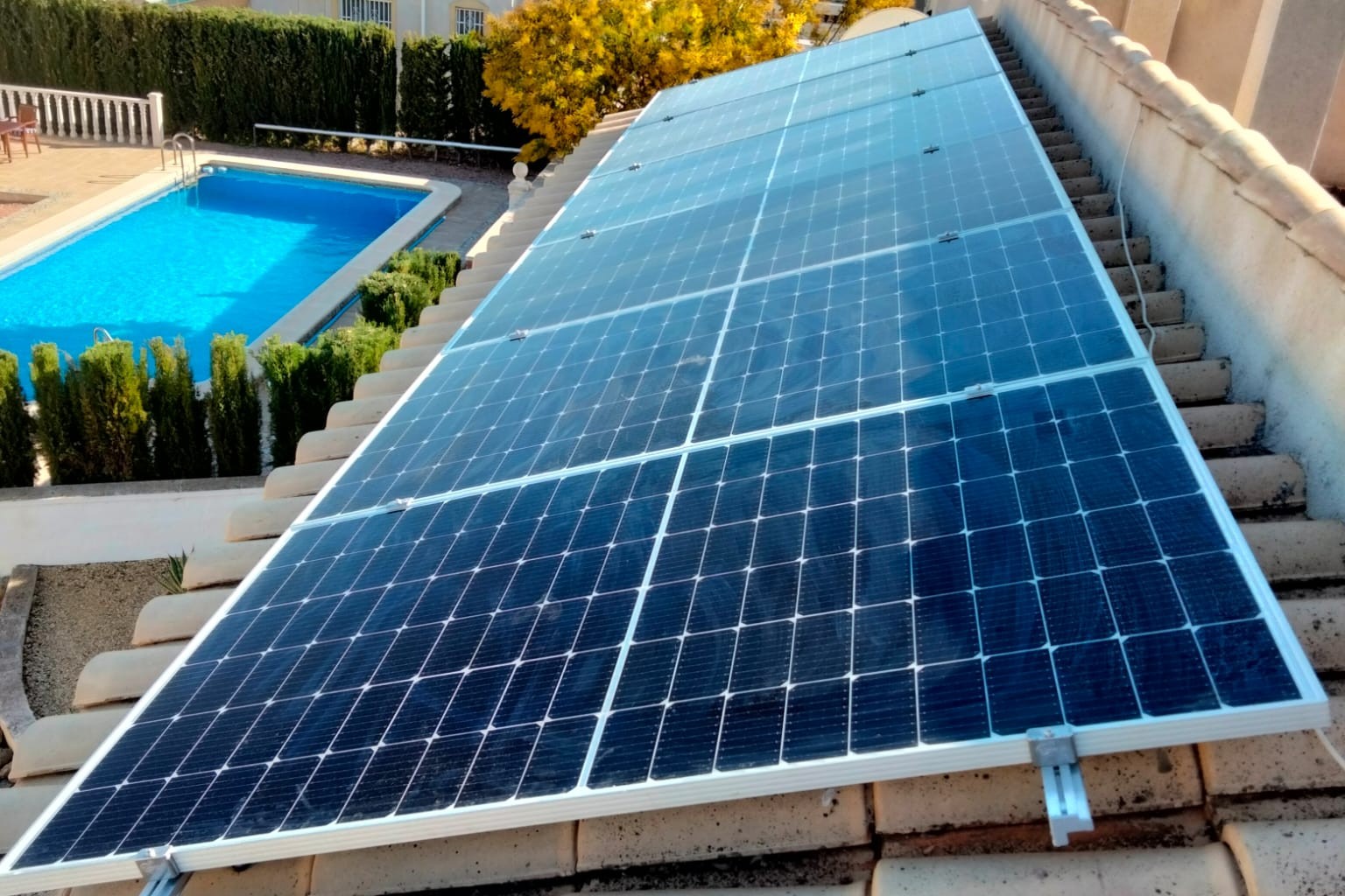 12X 385 wp Paneles Solares, Castalla, Alicante (Sistema híbrido)