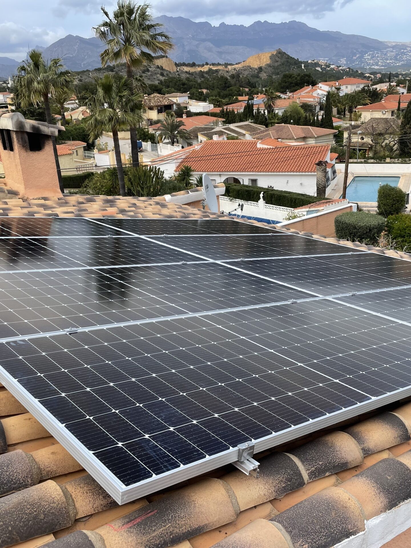 16X 455 wp Paneles Solares, La Nucia, Alicante (Sistema híbrido)