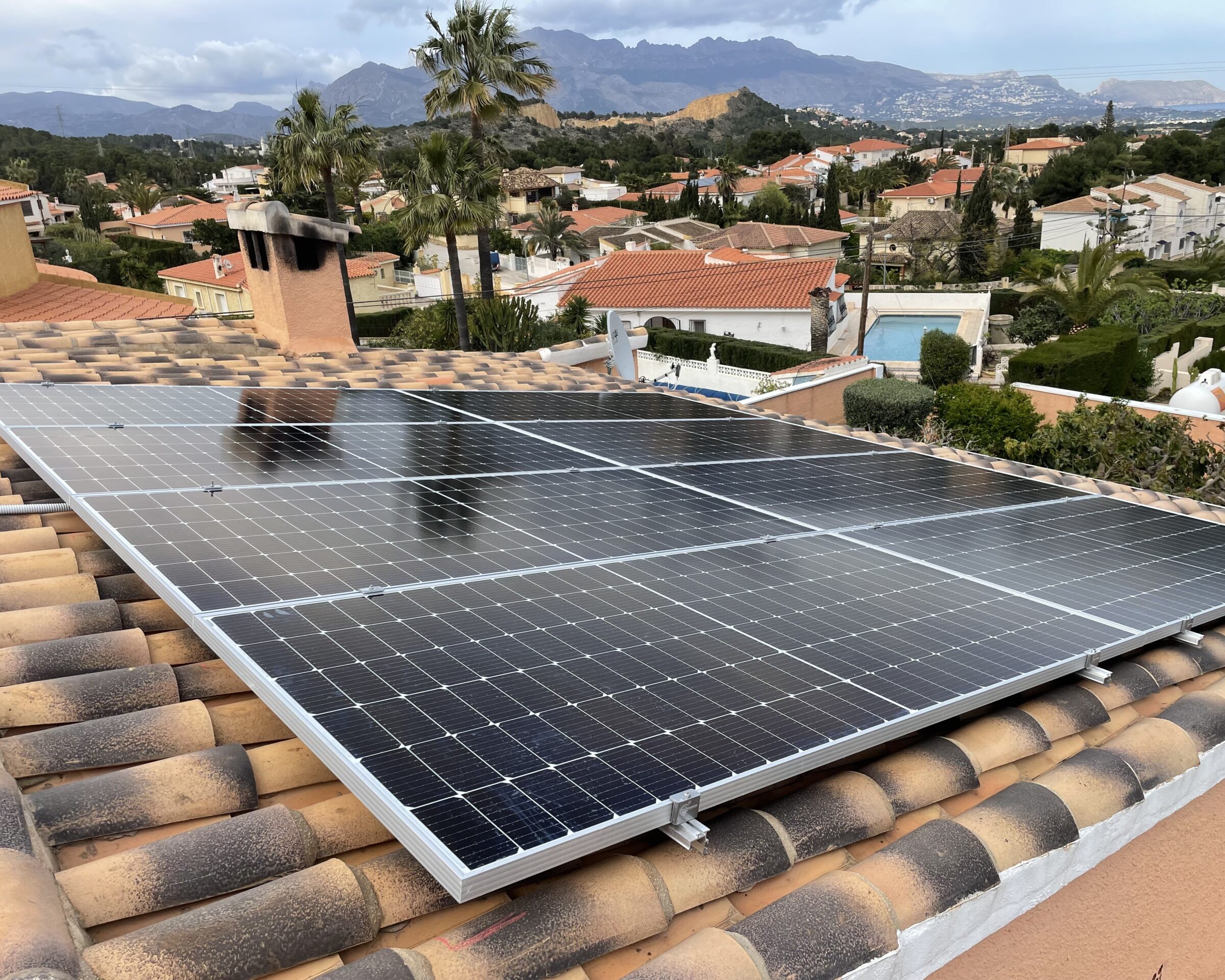 16X 455 wp Paneles Solares, La Nucia, Alicante (Sistema híbrido)
