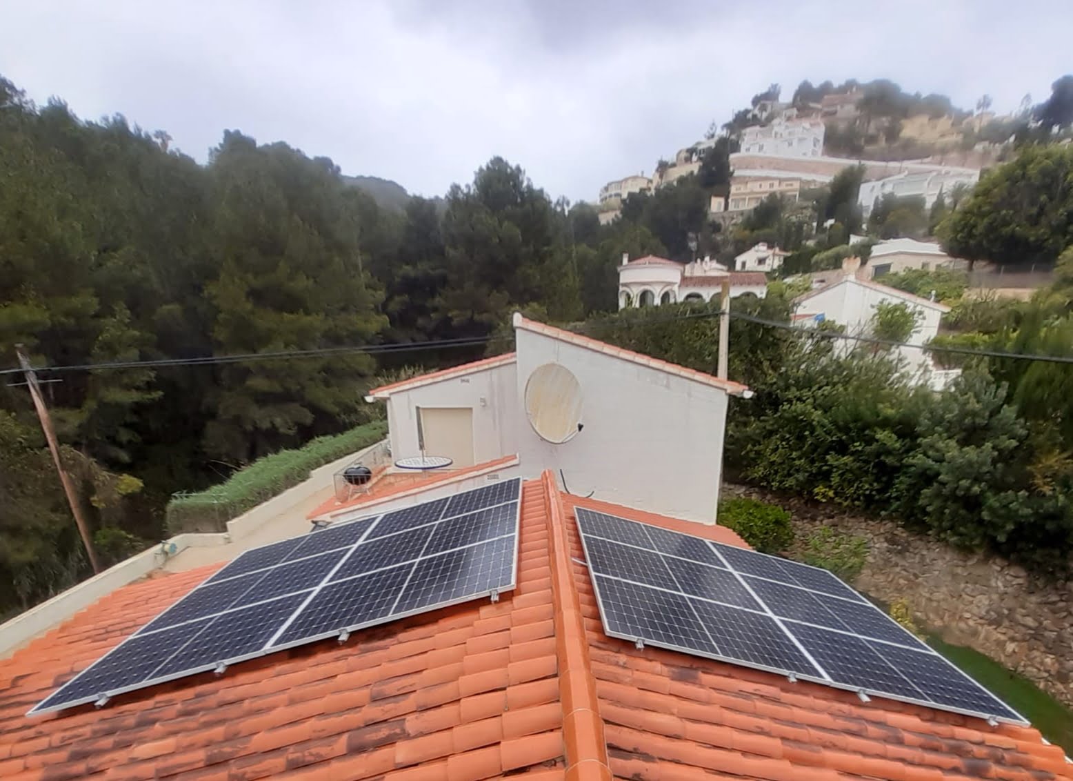 Paneles Solares 12X 385 wp, Benissa, Alicante (Sistema híbrido)