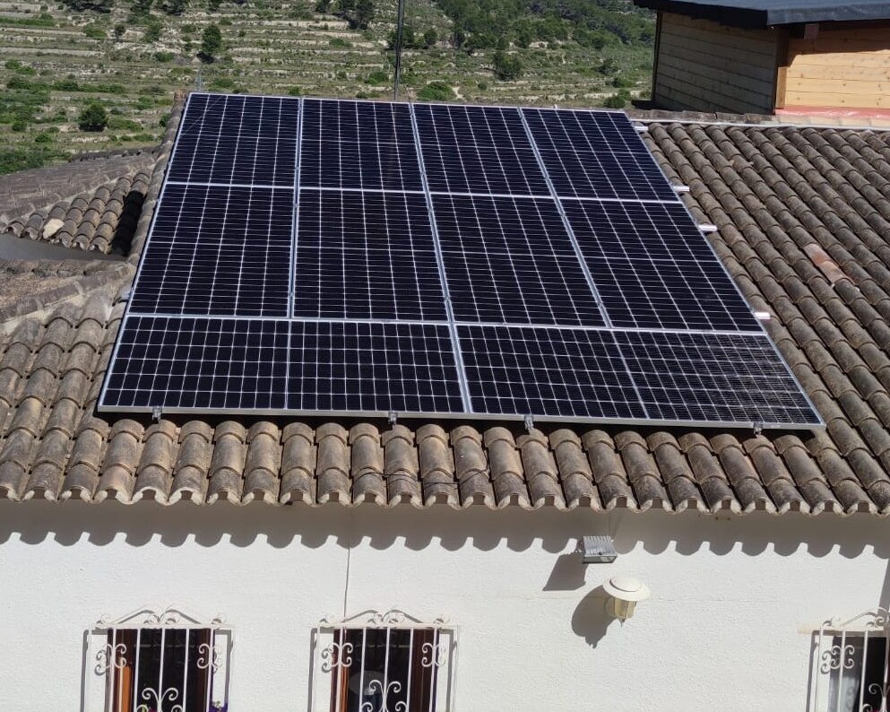 18X 460 wp Paneles Solares, Calpe, Alicante (Sistema híbrido)