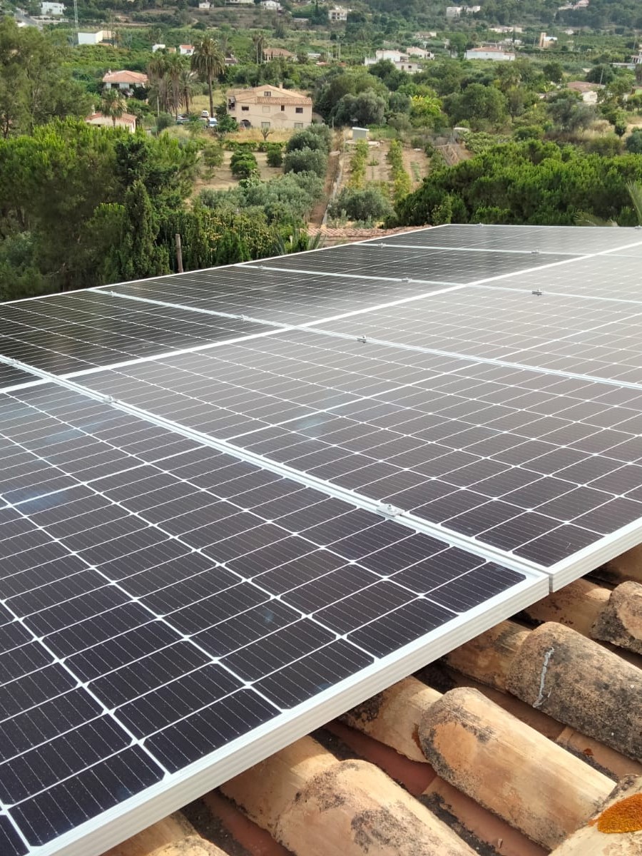 10X 460 wp Paneles Solares, Altea, Alicante (Sistema híbrido)