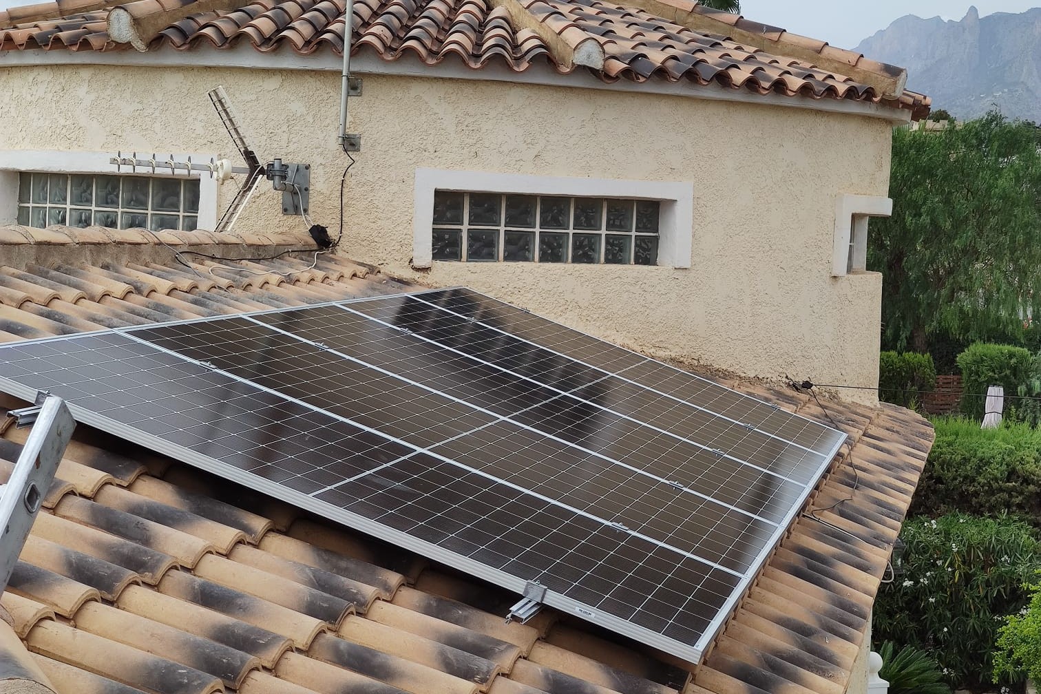 15X 460 wp Zonnepanelen, Busot, Alicante (hybride systeem)