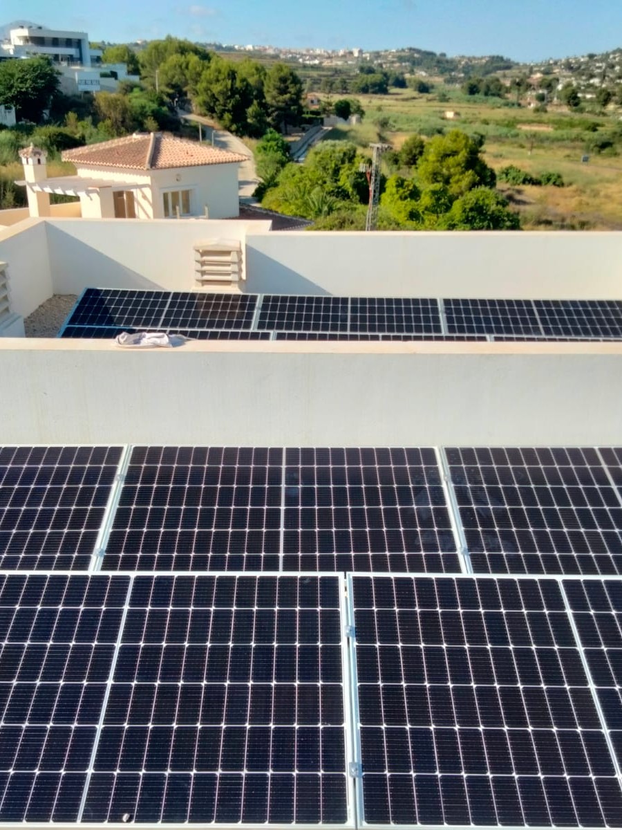 18X 385 wp Zonnepanelen, Moraira, Alicante (Hybride systeem)