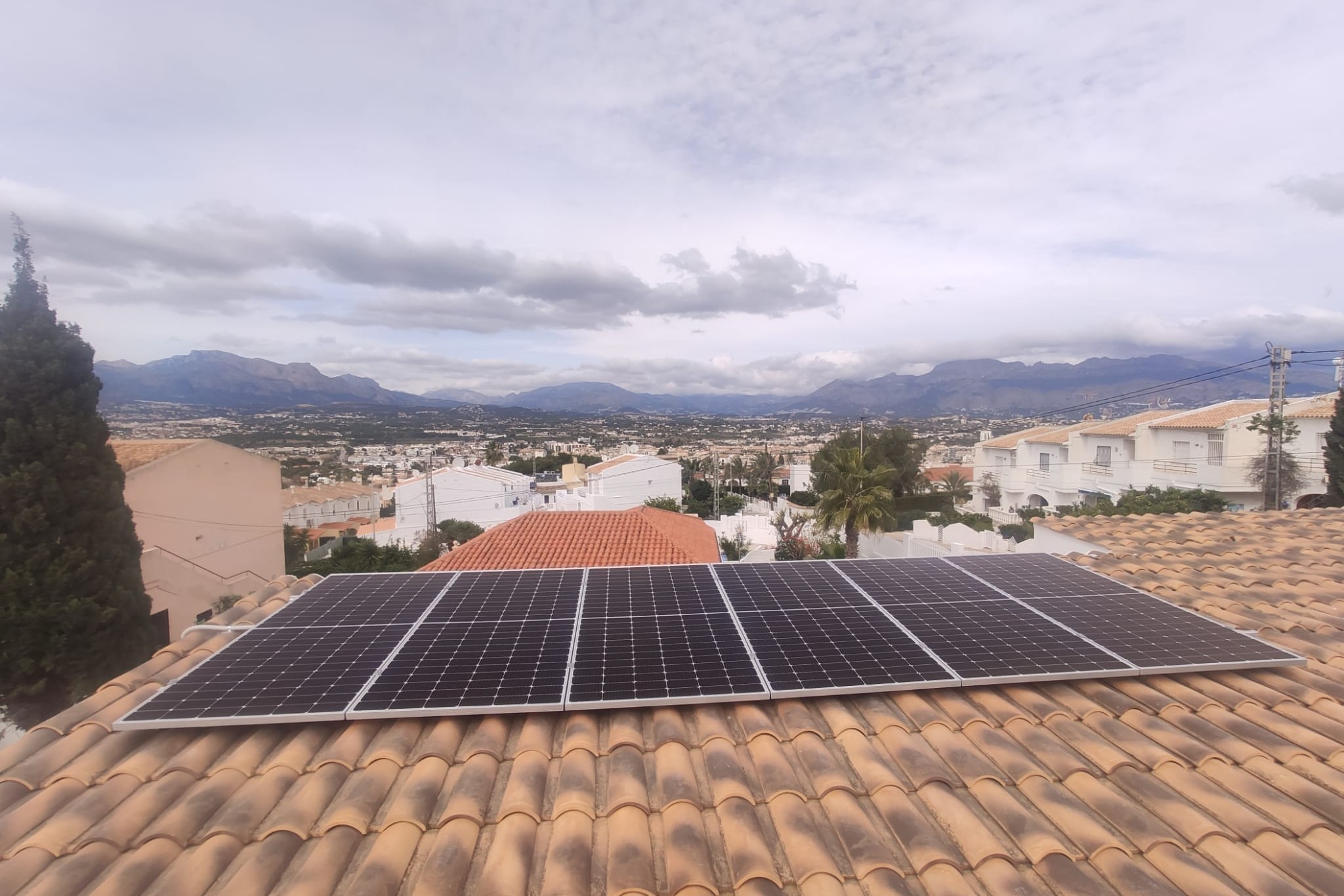 6X 460 wp Zonnepanelen, Alfas del Pi, Alicante (hybride systeem)