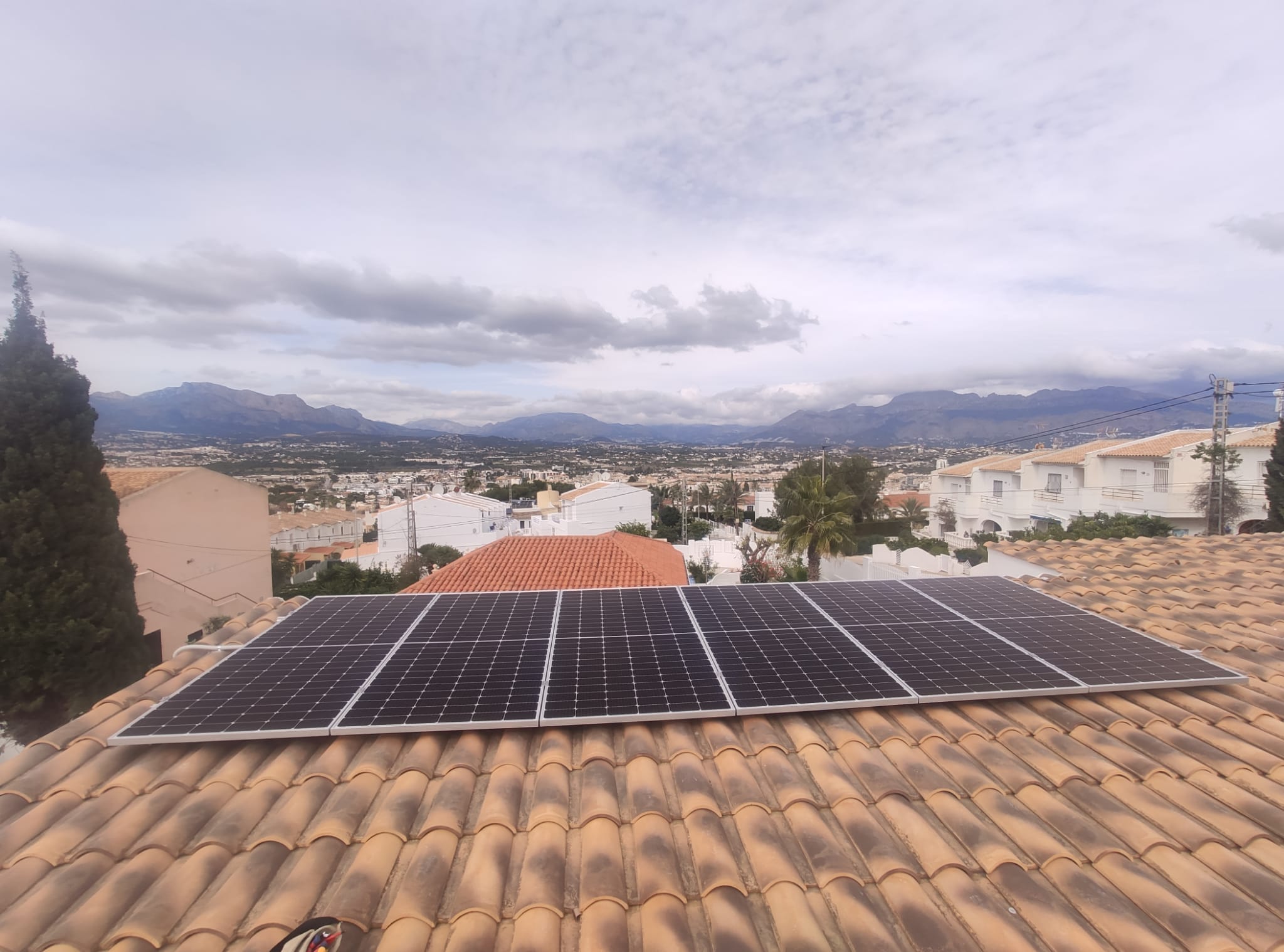 6X 460 wp Zonnepanelen, Alfas del Pi, Alicante (hybride systeem)