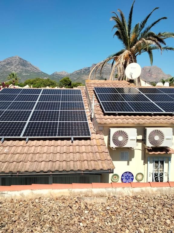 16X 385 wp Zonnepanelen, La Nucia, Alicante (hybride systeem)